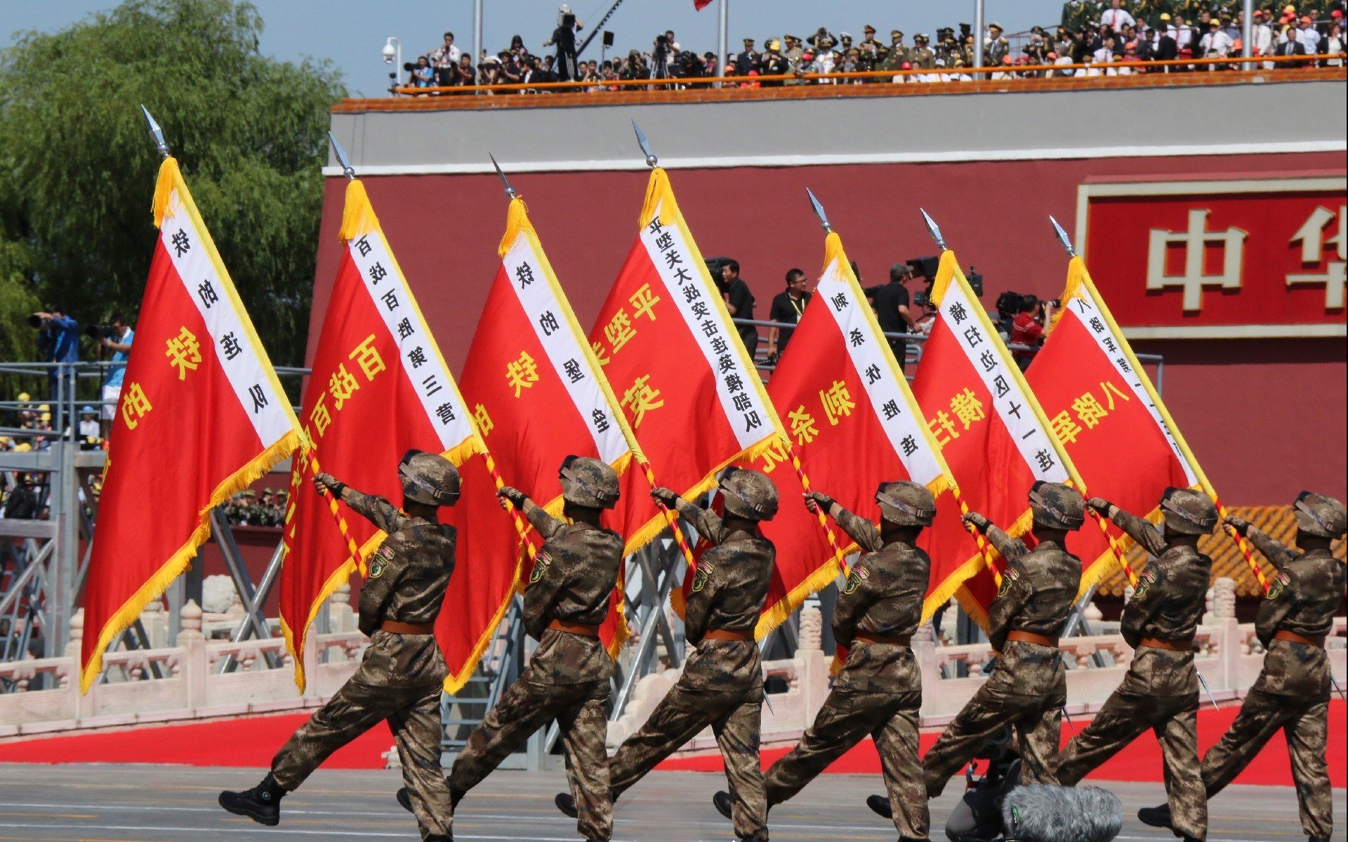 2015年季后赛：库里在对阵灰熊的比赛中，投中8个三分球收官，帮助勇士摘得冠军！
